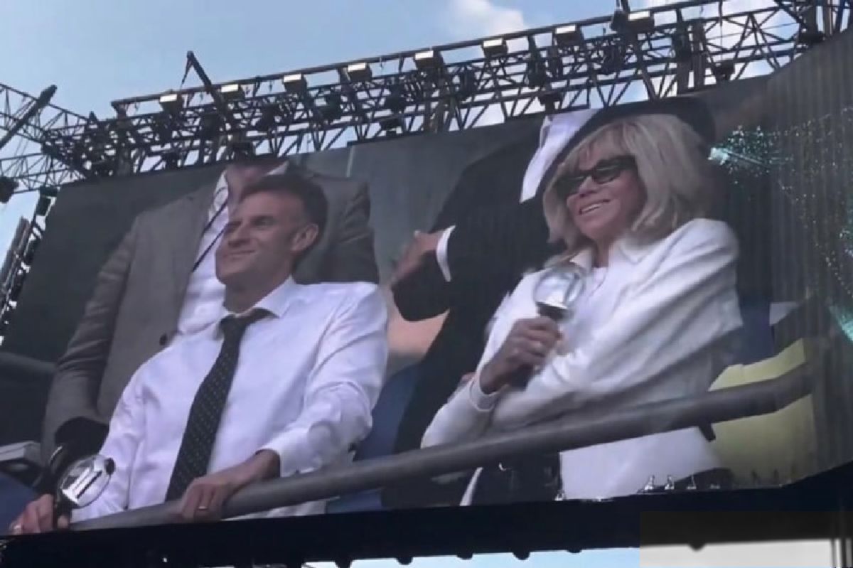 Macron dan Istri Hadiri Konser BTS di Paris, Penggemar Dunia Heboh