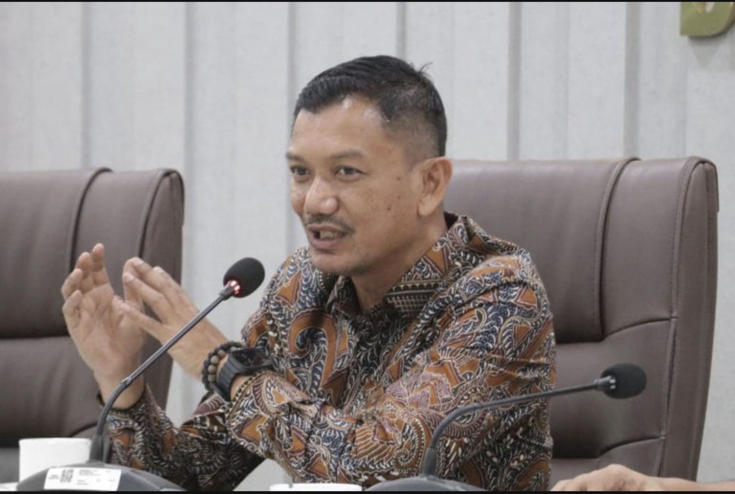 JAKARTA — Tekanan fiskal yang menggembung di berbagai daerah tak lagi bisa
