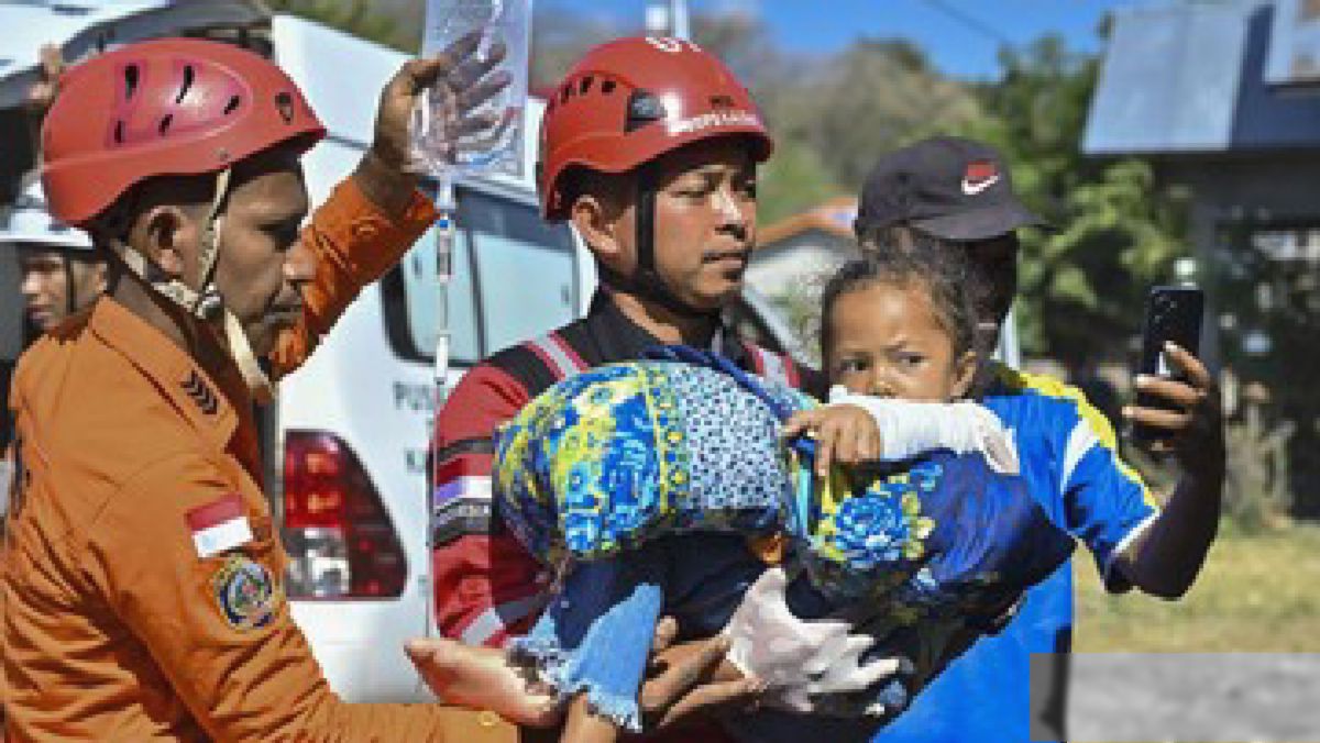 NTT — Anak 5 Tahun Korban Gempa 7,7 Dievakuasi Lewat Udara