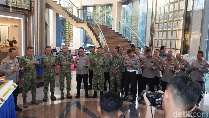 Panglima Kodam Jaya Beri Kejutan di Polda Metro Jaya, Perkuat Soliditas di Hari Bhayangkara ke-80