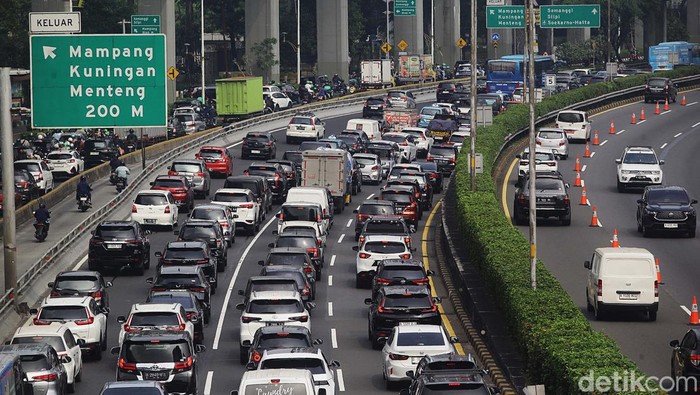 Arus lalu lintas di sejumlah ruas tol dalam kota Jakarta pada Jumat pagi ini, 26 Juni 2026, terpantau mengalami kepadatan. Berdasarkan pantauan lalu lintas dari Jasa Marga pada pukul 07.15 WIB, pergerakan kendaraan menuju pusat kota mengalami perlambatan di beberapa titik kritis. Tim redaksi Beritatercepat.com merangkum informasi terkini untuk para pengguna jalan yang akan memulai aktivitas di akhir pekan ini.