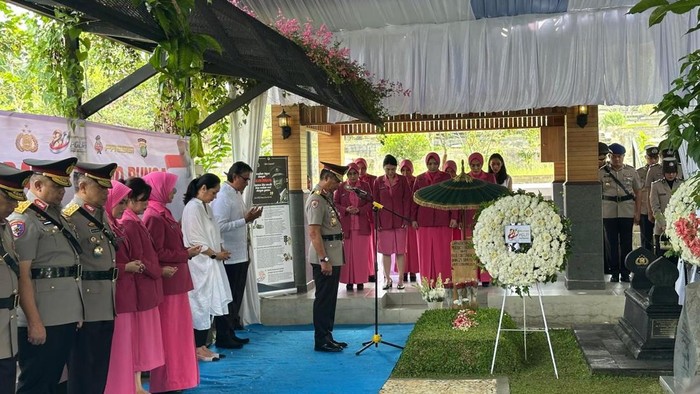 Menjelang Hari Bhayangkara ke-80, Jajaran Polri Ziarah ke Makam Jenderal Hoegeng