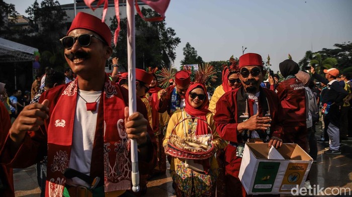 Pawai Budaya Meriahkan 499 Tahun Jakarta, Ikon Betawi dan Replika LRT Jadi Pusat Perhatian