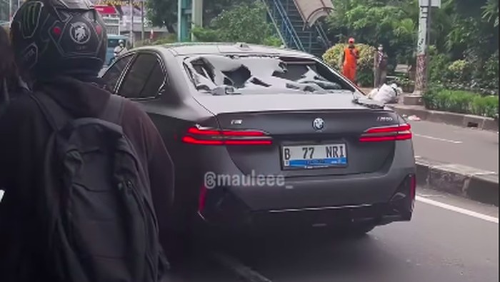 AKHIR DAMAI BMW DIRUSAK MASSA USAI TABRAK MOTOR DI JAKBAR