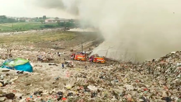 Proses Pemadaman Kebakaran TPA Jatiwaringin Masuki 24 Jam, Kendala Cuaca dan Titik Api Jadi Penghambat