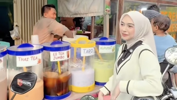Kedermawanan Ria Ricis: dari Traktir Penggemar hingga Borong Dagangan UMKM