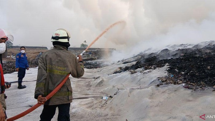 Kebakaran TPA Jatiwaringin Tangerang Meluas 2 Hektare Dipicu Angin Kencang
