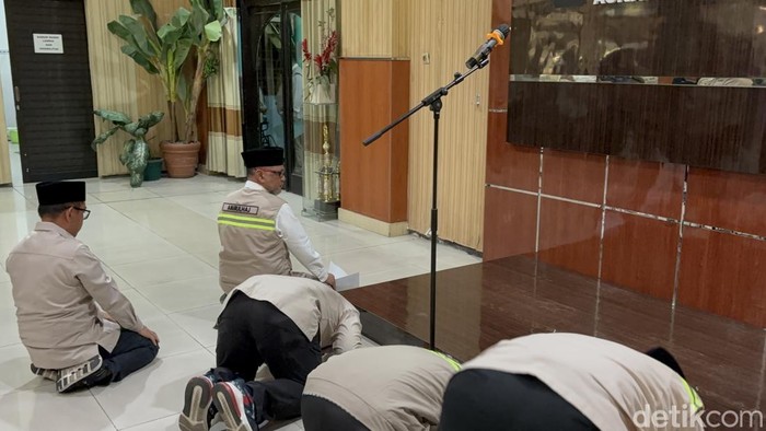 Kloter Terakhir Haji Tiba di Tanah Air, Menhaj Sujud Syukur di Surabaya