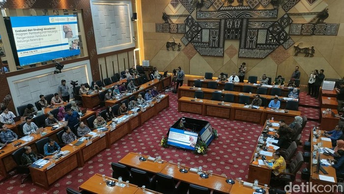 Jakarta - Menteri Kependudukan dan Pembangunan Keluarga sekaligus Kepala BKKBN, Wihaji, membeberkan perkembangan terkini terkait penyaluran program Makan Bergizi Gratis (MBG) yang menyasar kelompok rentan. Dalam data terbaru yang dihimpun, angka penerima manfaat untuk kategori ibu hamil, ibu menyusui, dan balita di luar PAUD ternyata masih sangat rendah, baru mencapai 38,51 persen dari target yang telah ditetapkan.