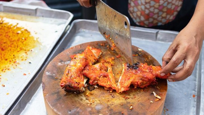 Aroma Ayam Gorengnya Menganggu, Penjual Ini Didenda Rp 8 Juta!