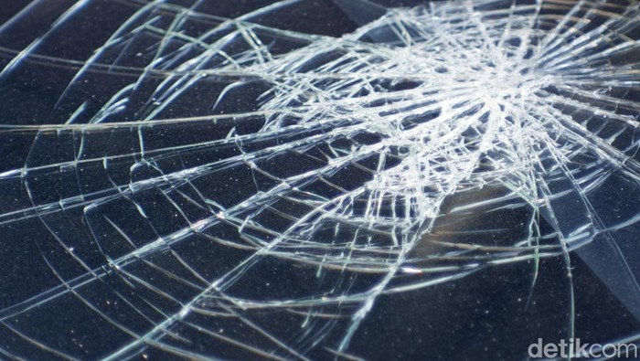 Pemotor Wanita Alami Kecelakaan Tunggal di MT Haryono Usai Tabrak Separator Jalan