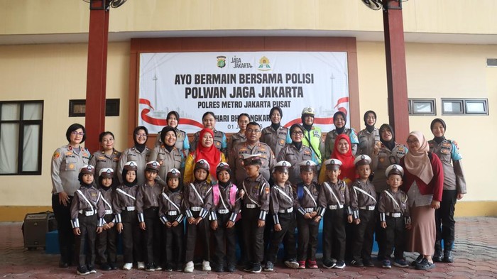 Polwan Jakpus Main Bareng Polisi Cilik, Edukasi Anak Kenali Polisi Sejak Dini