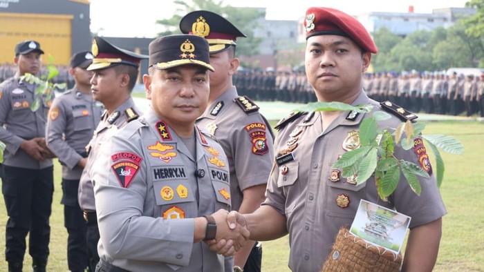 Kapolda Riau Beri Hadiah Bibit Pohon di Kenaikan Pangkat 1.126 Personel