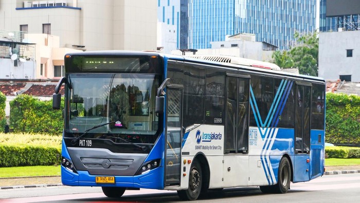 Lalin Jl MT Haryono Macet Parah Imbas Bus Transjakarta Tabrak Separator Busway