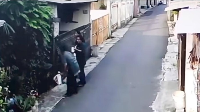 Aksi Nekat Pengamen Bakar Pagar Rumah di Bekasi Terekam CCTV, Satu Pelaku Diamankan Polisi