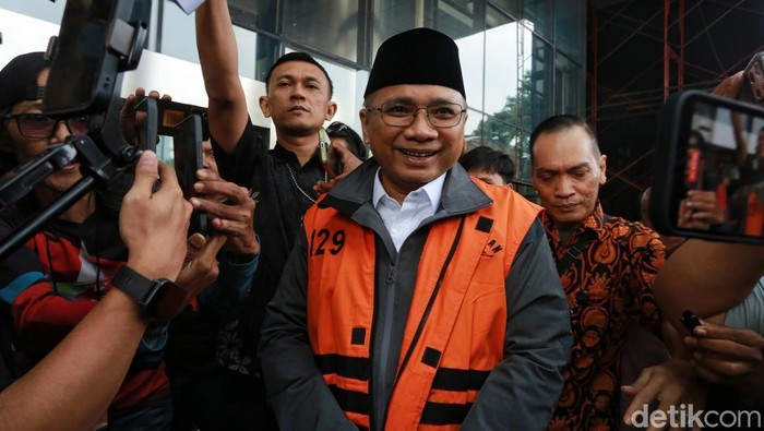 <h1>Revolusi Kecerdasan Buatan di Indonesia: 5 Tren AI yang Akan Mengubah Hidup Anda di 2026</h1>