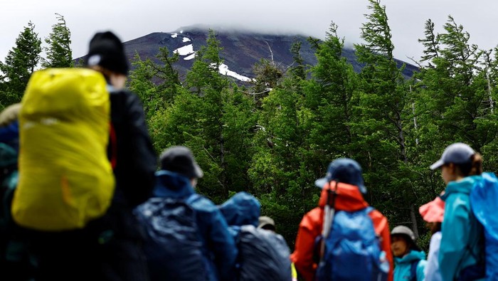 Sapporo - Sebuah insiden menegangkan terjadi di pegunungan Hokkaido, Jepang bagian utara, ketika empat orang pendaki terpaksa meminta evakuasi darurat menggunakan helikopter setelah perjalanan mereka dihadang oleh seekor beruang cokelat. Para pendaki terjebak selama lebih dari tiga jam di jalur pendakian, tidak bisa bergerak maju ataupun mundur, sebelum akhirnya tim penyelamat berhasil menjangkau mereka.