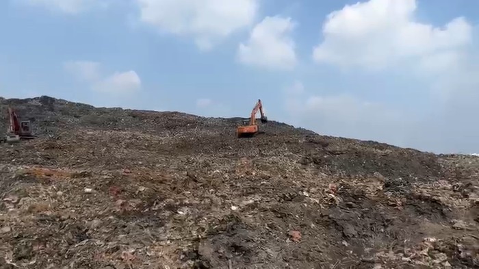 Tangerang - Kebakaran di Tempat Pemrosesan Akhir (TPA) Jatiwaringin, Kecamatan Mauk, Kabupaten Tangerang, sudah memasuki hari keenam dan hingga kini api belum berhasil dipadamkan sepenuhnya. Situasi ini memaksa ratusan warga sekitar untuk meninggalkan rumah mereka demi menghindari bahaya asap.