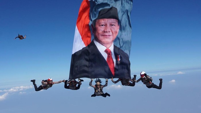 Aksi Heroik di Langit Bogor, Penerjun Payung Polri Bentangkan Foto Prabowo saat Upacara Bhayangkara