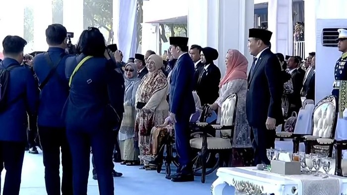 Momen Penuh Keakraban, Presiden Prabowo dan Jokowi Saling Beri Hormat di Puncak Hari Bhayangkara ke-80