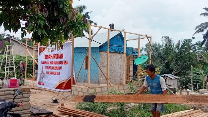 POLRES ROHIL SULAP RUMAH LAPUK JADI HUNIAN LAYAK, BUKTI NYATA KEPEDULIAN DI HARI BHAYANGKARA