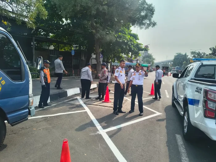 Parkir Liar Picu Macet di Cawang, Dishub Buka Kantong Parkir di Badan Jalan