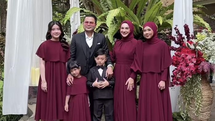Gaya Simpel Irish Bella di Pernikahan Adik, Bergaun Marun