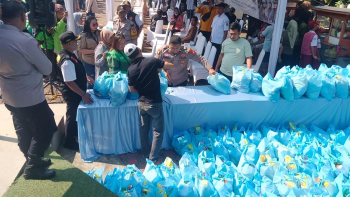 Hari Bhayangkara ke-80, Aparat Salurkan Paket Sembako untuk Warga Cisauk Tangerang Selatan