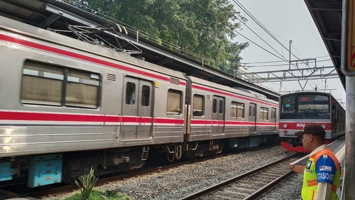 KRL Tertemper Orang di Jurangmangu, Perjalanan KRL Green Line Terhambat