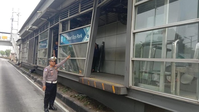 Kronologi Truk Tabrak Halte Tebet Eco Park hingga Porak-poranda