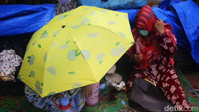 AKSI WNA KEMBALI 'CAMPING' DI TROTOAR UNHCR JAKSEL MESKI SUDAH DITERTIBKAN