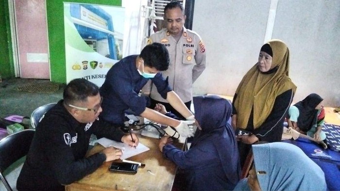 Dokkes Polri Berikan Pemeriksaan Kesehatan Gratis untuk Warga Terdampak Asap Kebakaran TPA Jatiwaringin