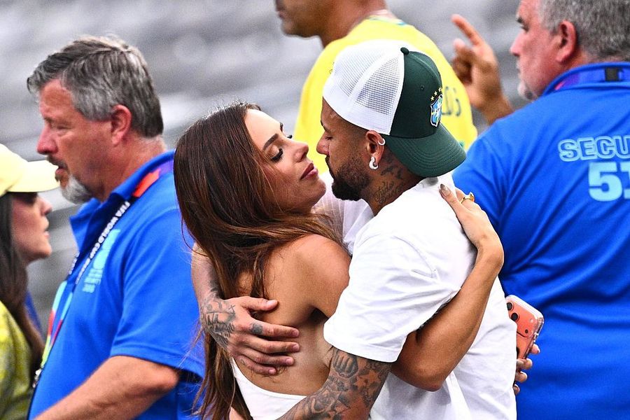 Momen Neymar Dipeluk Pacar Usai Brasil Kalah di Piala Dunia 2026
