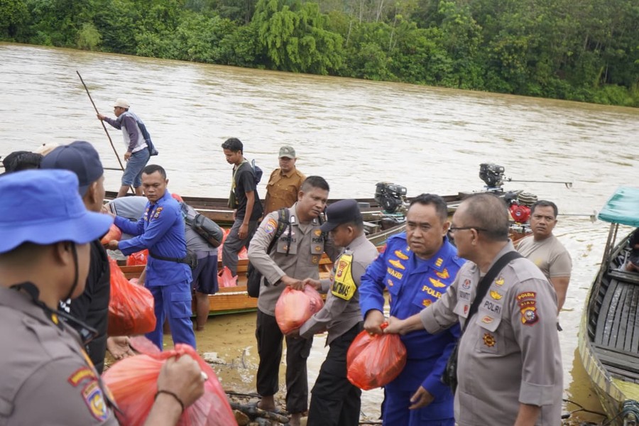 Personel Polda Riau Tempuh Jalur Sungai Demi Salurkan Bansos di Pelosok Kampar