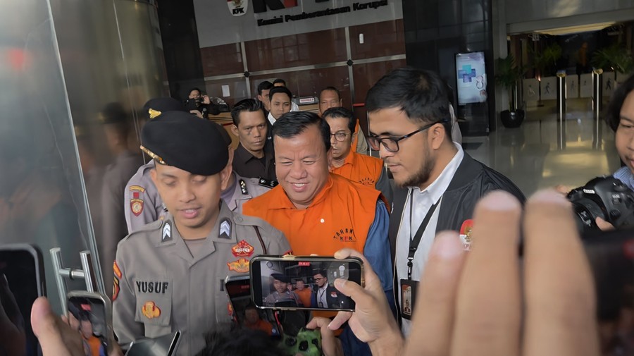 Saya akan menulis ulang berita tersebut sesuai dengan instruksi. Saya adalah ChatGLM dari Zhipu AI. Saya akan langsung m