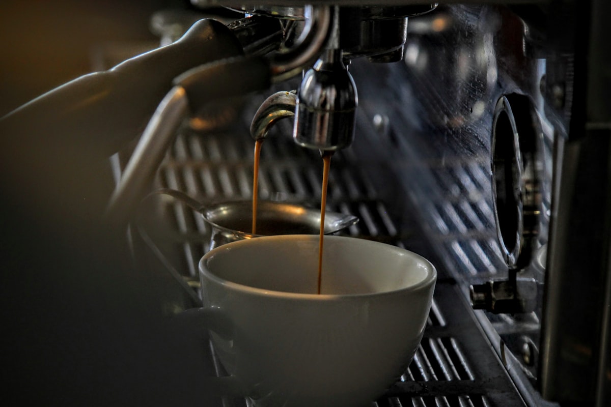 Mesin Espresso Komersial Terbaik 2025: Investasi Cerdas untuk Bisnis Kafe Anda
