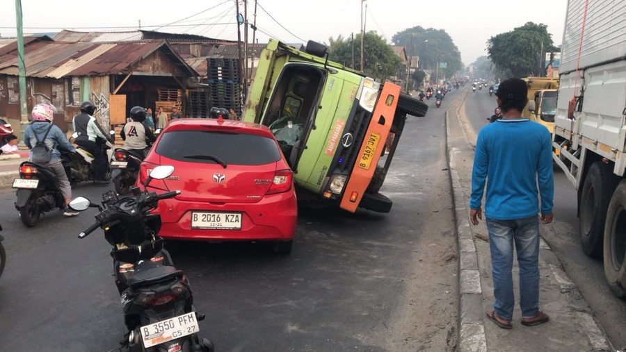 Kecelakaan Truk dan Mobil di Jembatan BKT Cakung Sebabkan Kemacetan Parah Menuju Pulogadung
