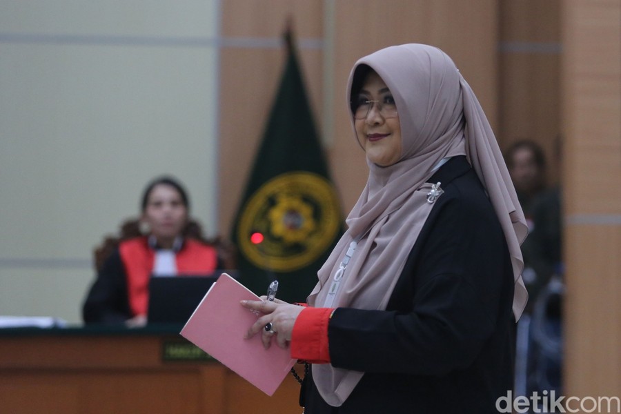Terdakwa kasus dugaan penyebaran informasi elektronik, Tifauzia Tyassuma yang dikenal luas sebagai dr. Tifa, didakwa men