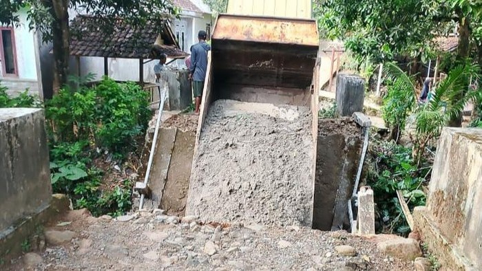 JEMBATAN PENGHUBUNG SATU-SATUNYA AMBRUK DILINTASI TRUK PASIR, RATUSAN WARGA PANDEGLANG TERISOLASI