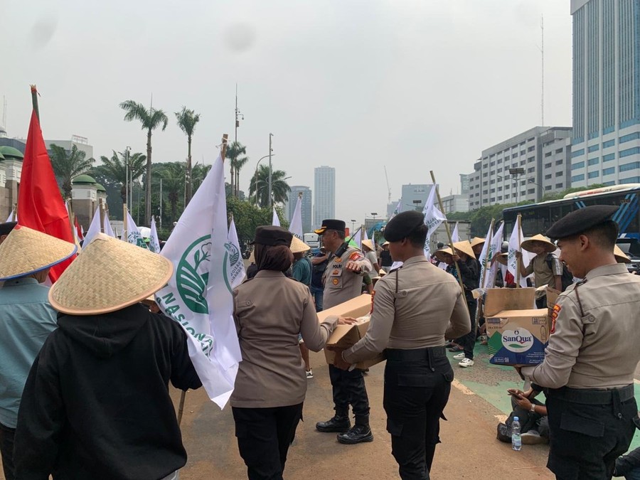 Aksi Damai Petani di DPR, Polisi Bagi-bagi Air Mineral dan Snack di Tengah Terik