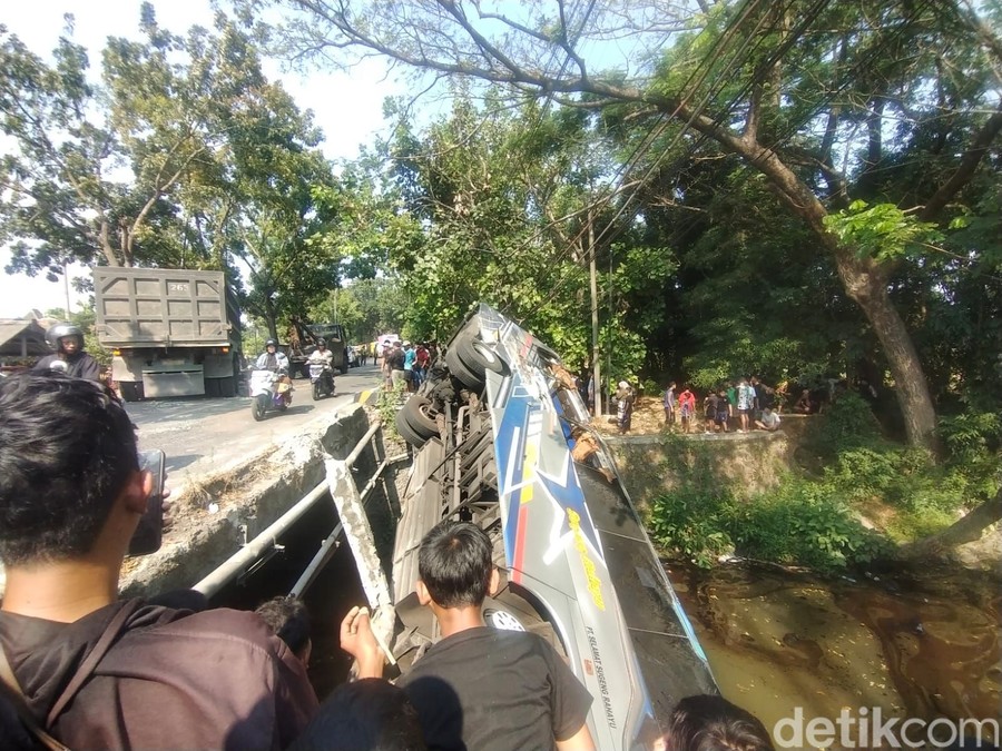 Bus Sugeng Rahayu Terperosok ke Sungai di Nganjuk, Belasan Penumpang Dilarikan ke Rumah Sakit