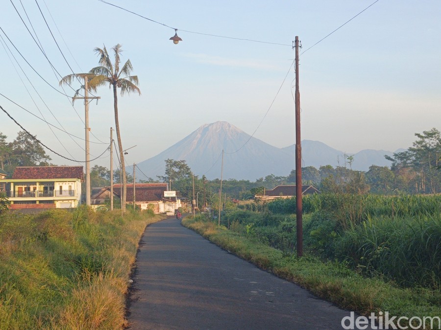 Gunung Semeru Erupsi Dini Hari, Luncuran Lava Pijar Mencapai 1,3 Kilometer