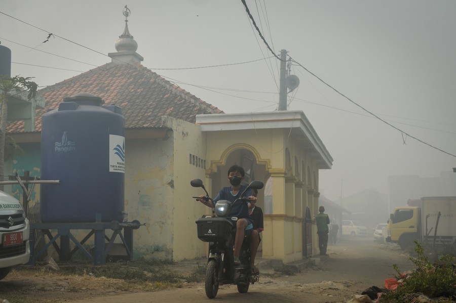 Polusi Asap TPA Jatiwaringin Ancam Kesehatan Warga