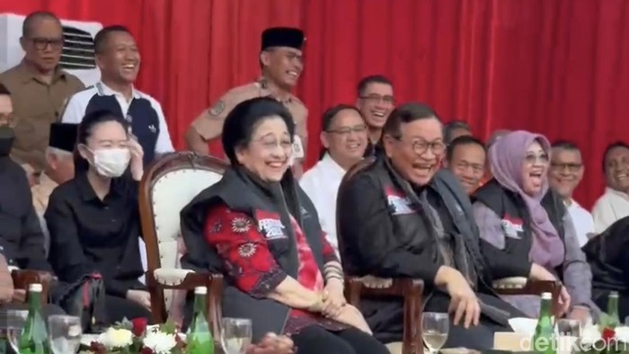Momen Megawati Tertawa Saksikan Lomba Impersonate Dirinya di Festival Bung Karno