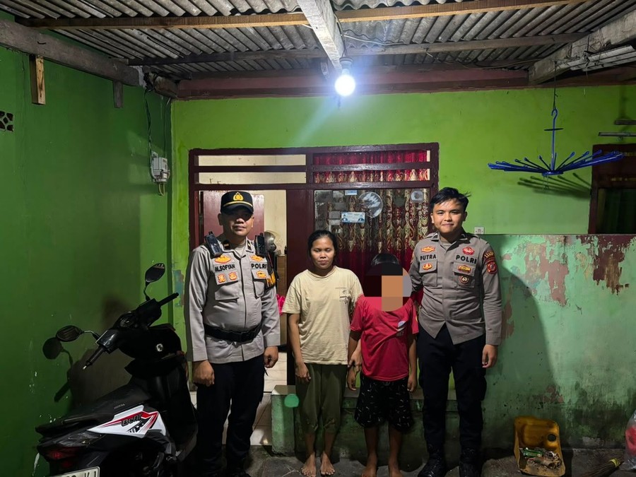 Bocah 10 Tahun Terpisah dari Orang Tua di Stadion Pakansari, Polisi Sigap Antar Pulang