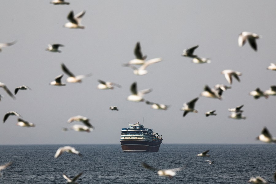 Jet Tempur dan Drone AS Bolak-balik di Selat Hormuz, Iran Naik Pitam