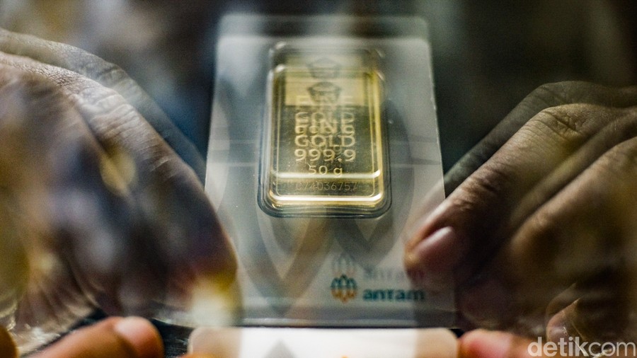 Harga Emas Antam Hari Ini Turun Rp15.000 per Gram