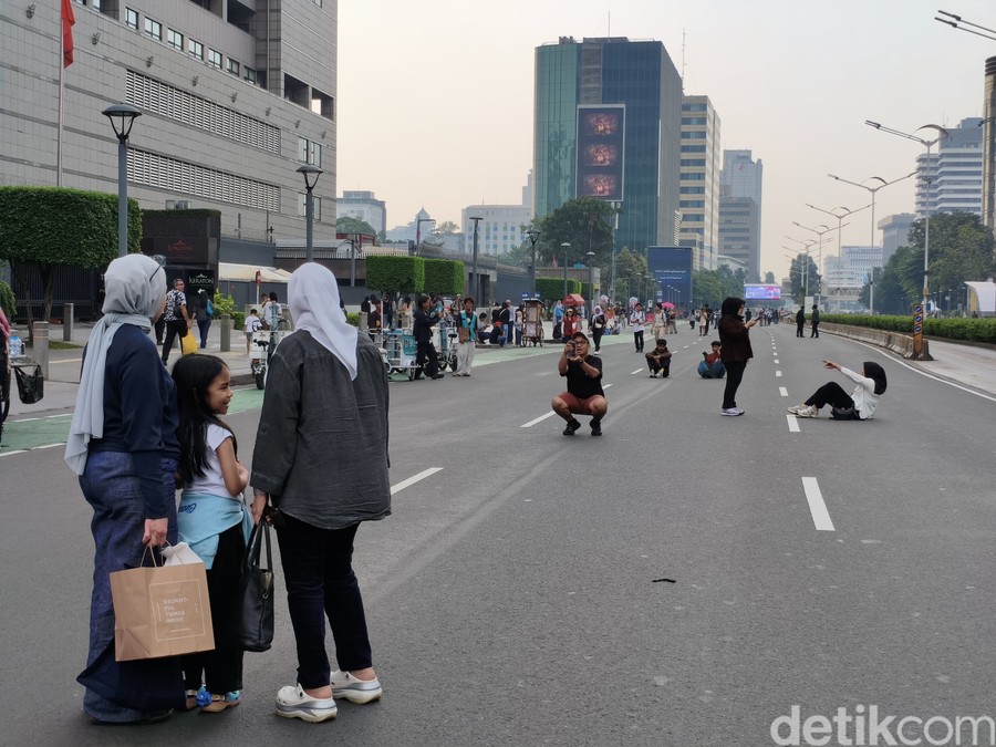 Warga Berburu Selfie Saat Penutupan Jl Thamrin-Sudirman Jelang Puncak HUT DKI