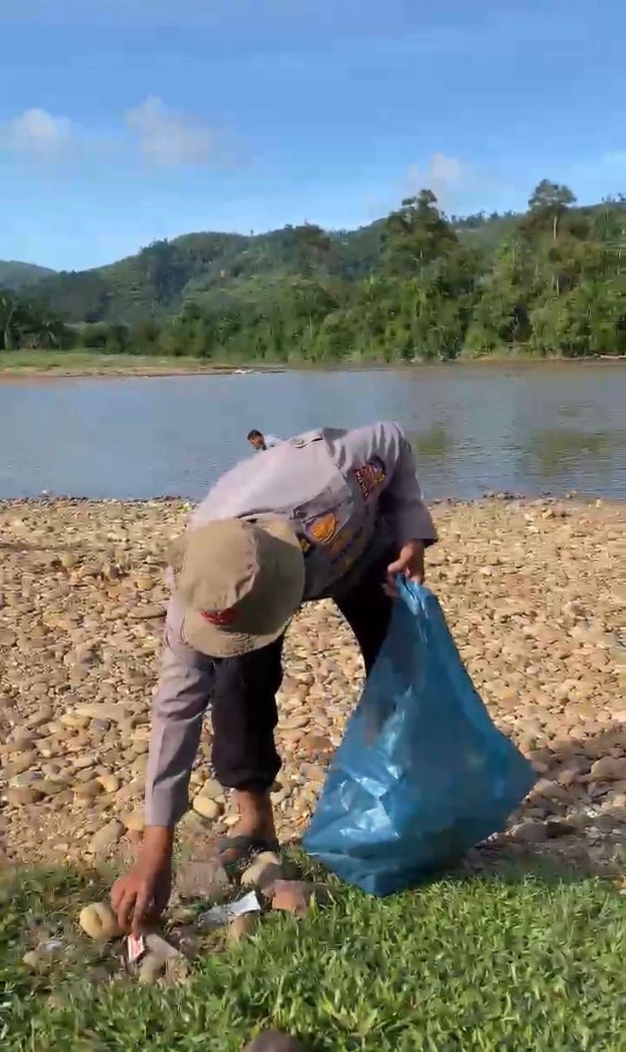 Polda Riau dan Warga Gotong Royong Bersihkan Sungai Subayang