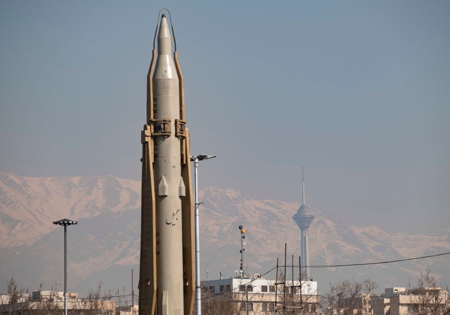 Iran Luncurkan Serangan Balasan ke 85 Fasilitas Militer AS di Bahrain dan Kuwait